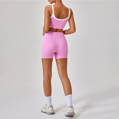 Conjunto de top deportivo y shorts con borde blanco