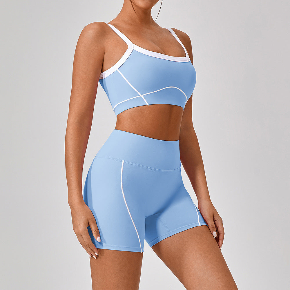 Conjunto de top deportivo y shorts con borde blanco