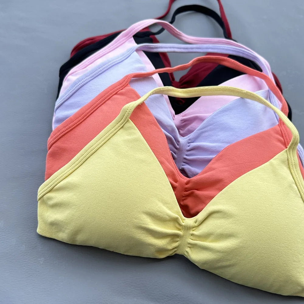 Sujetador deportivo tipo halter con tirantes y escote en V para mujer, soporte bajo, fruncido, espalda abierta sexy, top corto de gimnasio, copas acolchadas, sin costuras, para entrenamiento o yoga
