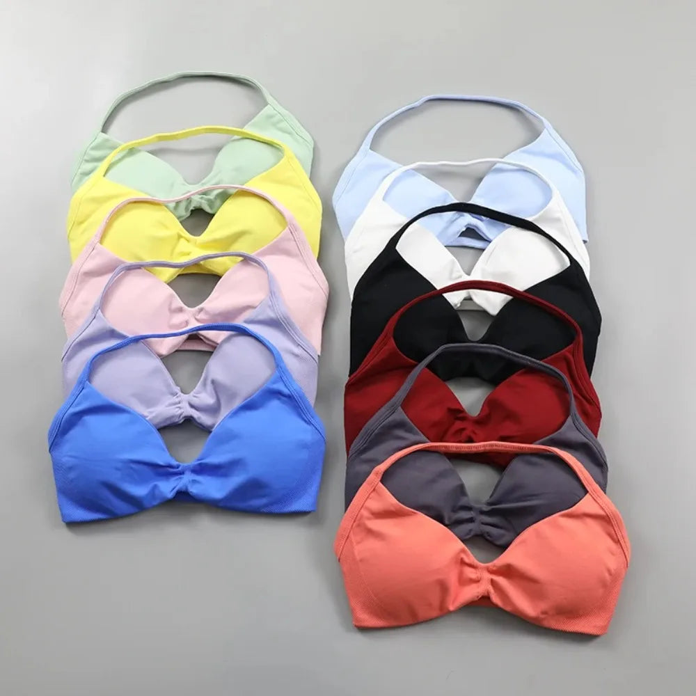 Sujetador deportivo tipo halter con tirantes y escote en V para mujer, soporte bajo, fruncido, espalda abierta sexy, top corto de gimnasio, copas acolchadas, sin costuras, para entrenamiento o yoga