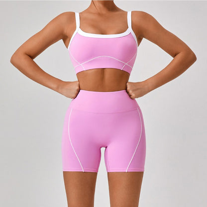 Conjunto de top deportivo y shorts con borde blanco
