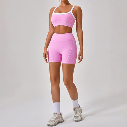 Conjunto de top deportivo y shorts con borde blanco