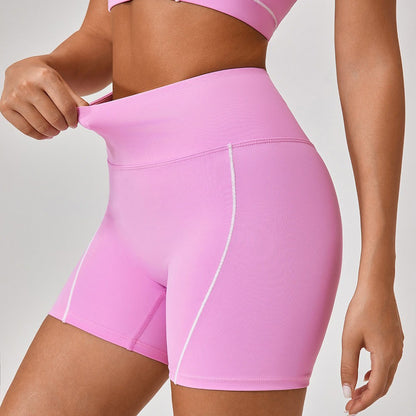 Conjunto de top deportivo y shorts con borde blanco