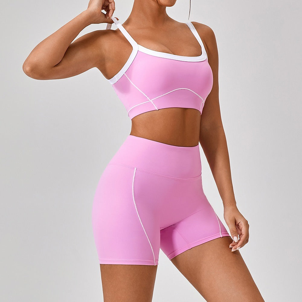 Conjunto de top deportivo y shorts con borde blanco