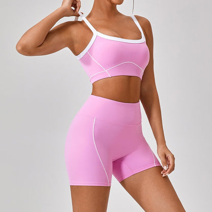 Conjunto de top deportivo y shorts con borde blanco