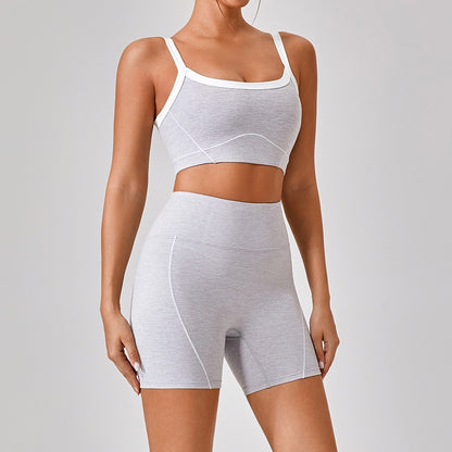 Conjunto de top deportivo y shorts con borde blanco