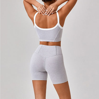 Conjunto de top deportivo y shorts con borde blanco