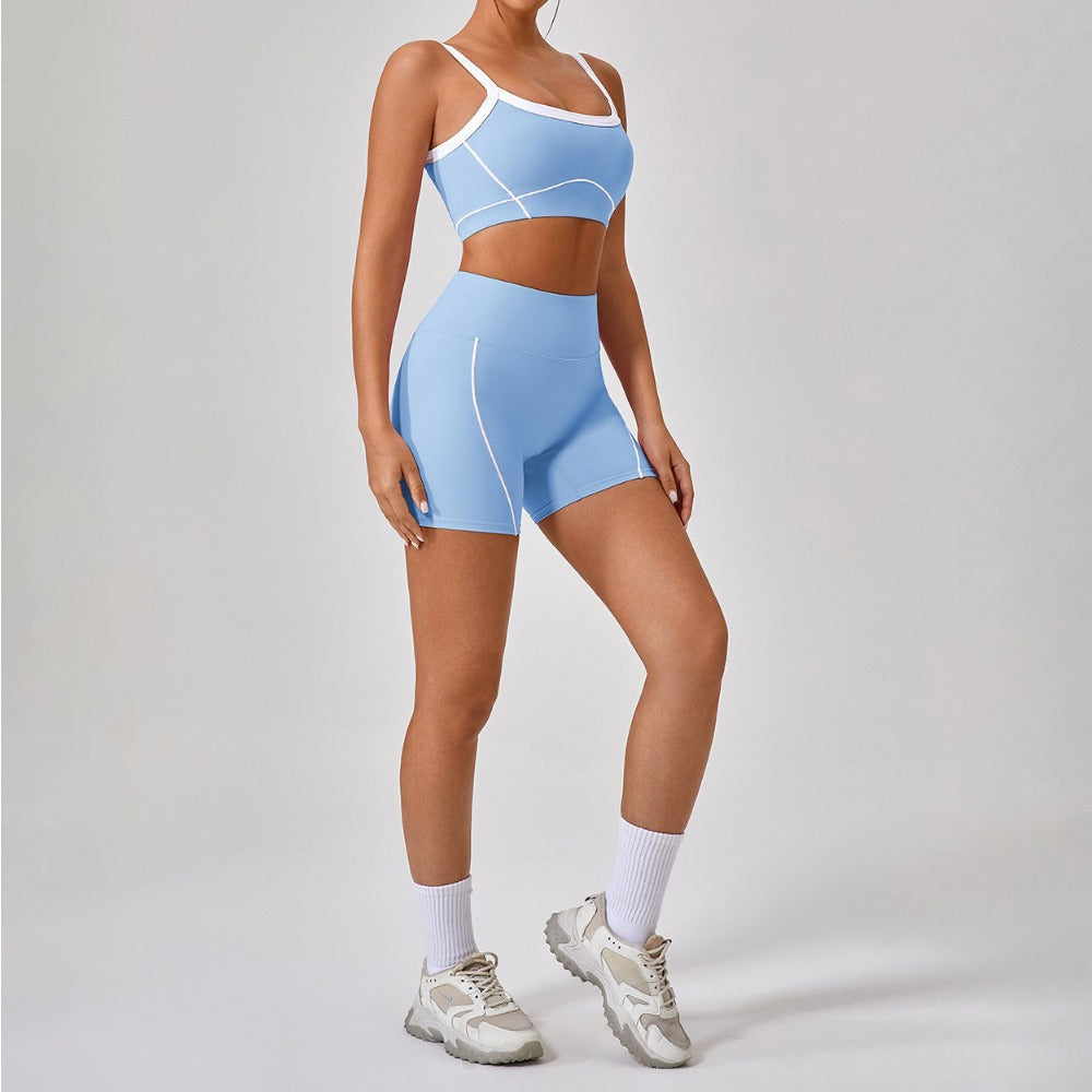 Conjunto de top deportivo y shorts con borde blanco
