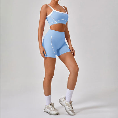 Conjunto de top deportivo y shorts con borde blanco